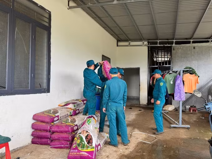Lực lượng dân quân hỗ trợ di dời tài sản của người dân. Ảnh: CTV/TTXVN phát