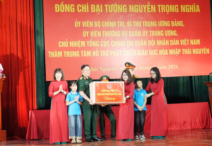 Đại tướng Nguyễn Trọng Nghĩa, Ủy viên Bộ Chính trị, Bí thư Trung ương Đảng, Chủ nhiệm Tổng cục Chính trị tặng quà cho cô và trò Trung tâm hỗ trợ phát triển giáo dục hòa nhập tỉnh Thái Nguyên.