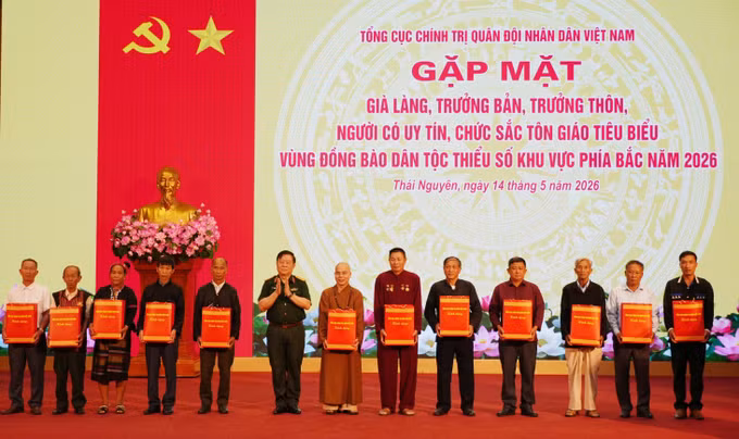 Tặng quà cho các già làng, trưởng thôn, trưởng bản, người có uy tín, chức sắc tôn giáo tiêu biểu vùng đồng bào dân tộc thiểu số khu vực phía Bắc