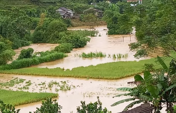 Yên Bái: Một người chết do lũ cuốn, nhiều nhà cửa và công trình giao thông bị thiệt hại ảnh 2