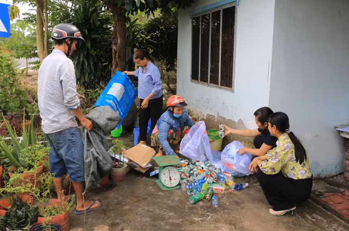 Phụ nữ Đồng Tháp kiếm tiền tỷ từ rác thải nhựa ảnh 1