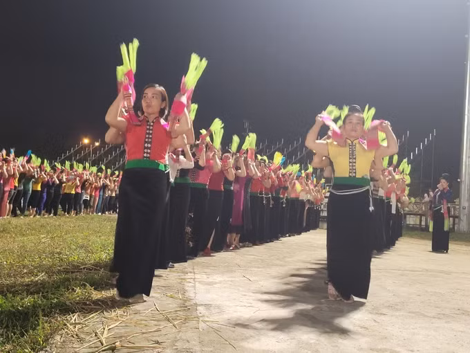 Phát vé miễn phí cho nhân dân và du khách tham dự Lễ đón nhận Bằng của UNESCO ghi danh "Nghệ thuật xòe Thái” tại Yên Bái ảnh 1