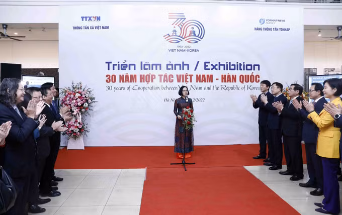 Triển lãm ảnh “30 năm hợp tác Việt Nam - Hàn Quốc” ảnh 1