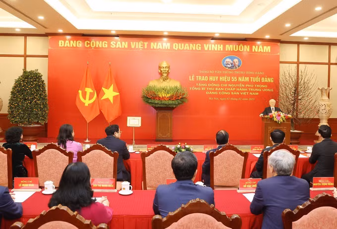 Lễ trao Huy hiệu 55 năm tuổi Đảng tặng Tổng Bí thư Nguyễn Phú Trọng ảnh 5
