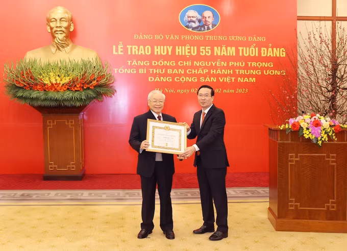 Lễ trao Huy hiệu 55 năm tuổi Đảng tặng Tổng Bí thư Nguyễn Phú Trọng ảnh 2