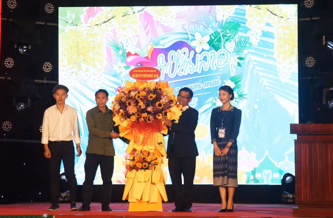 Lưu học sinh Lào rộn ràng đón Tết cổ truyền Bunpimay trên đất Cố đô Huế ảnh 2