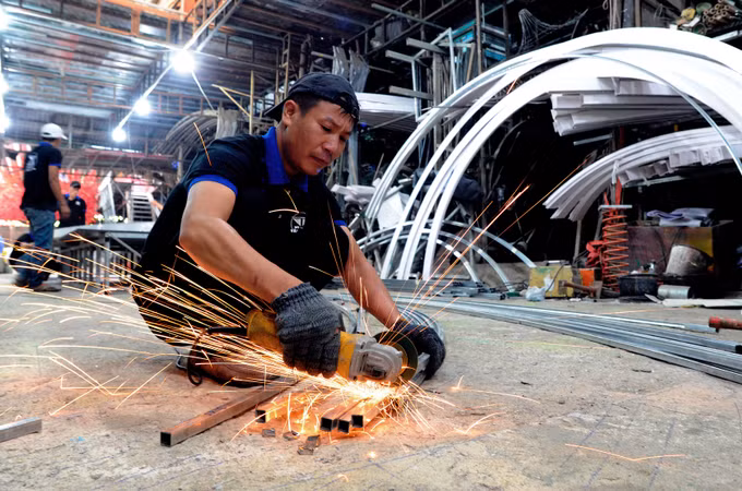 Gấp rút thi công Đường hoa Nguyễn Huệ, “thương hiệu Tết” của Tp. Hồ Chí Minh ảnh 4