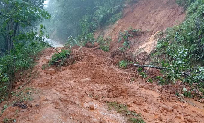 potal-mua-lon-keo-dai-gay-sat-lo-tren-dien-rong-o-lao-cai-8896359.jpg