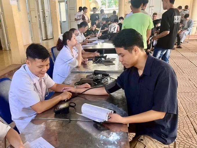 Người dân xã Quy Đức tham gia khám sức khỏe, kiểm tra các chỉ số cơ bản tại chương trình chăm sóc sức khỏe cộng đồng.