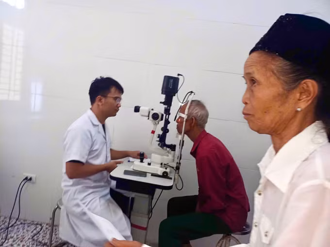 Người dân xã Quy Đức được khám, chăm sóc sức khỏe tại cơ sở y tế, góp phần nâng cao chất lượng đời sống nhân dân vùng căn cứ cách mạng.