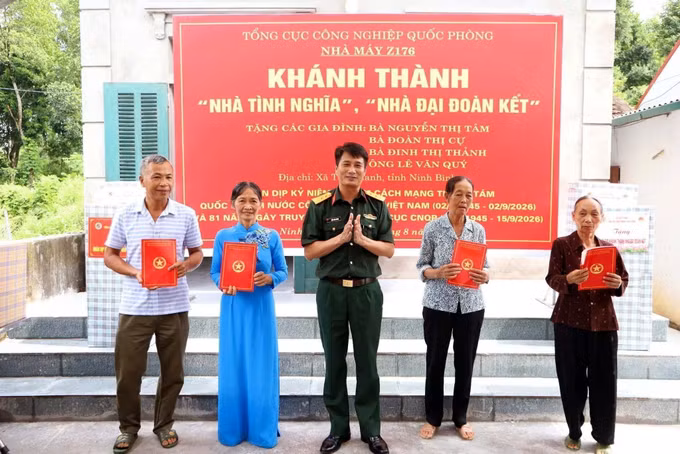Ủy ban MTTQ Việt Nam xã Tân Thanh phối hợp với Nhà máy Z176 thuộc Tổng cục Công nghiệp Quốc phòng và các nhà hảo tâm trao kinh phí xây dựng nhà cho các gia đình.