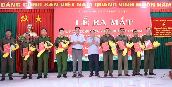 Lãnh đạo xã Bù Gia Mập trao quyết định mô hình "Camera an ninh".