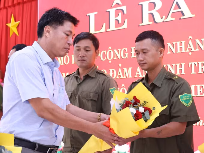 Bí thư Đảng ủy xã Bù Gia Mập Lê Hoàng Nam trao quyết định mô hình "Camera an ninh".