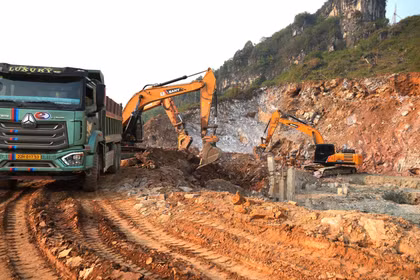 Những màu áo xanh trên công trường xây dựng trường học vùng biên