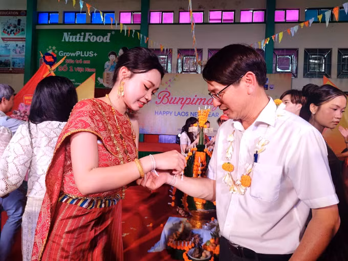 potal-gan-300-luu-hoc-sinh-lao-don-tet-co-truyen-bunpimay-tai-hue-7968305.jpg