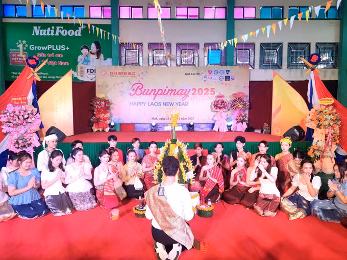 potal-gan-300-luu-hoc-sinh-lao-don-tet-co-truyen-bunpimay-tai-hue-7968302.jpg