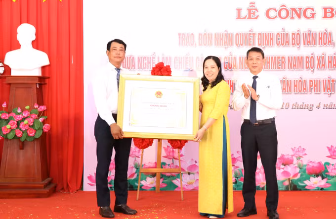 potal-cong-bo-di-san-van-hoa-phi-vat-the-quoc-gia-nghe-lam-chieu-ca-hom-cua-dong-bao-khmer-tra-vinh-7964515.jpg