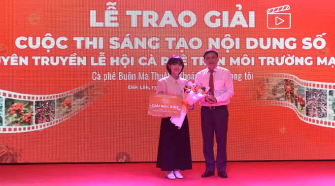 potal-trao-giai-cuoc-thi-sang-tao-noi-dung-so-tuyen-truyen-ve-le-hoi-ca-phe-tren-moi-truong-mang-7889100.jpg