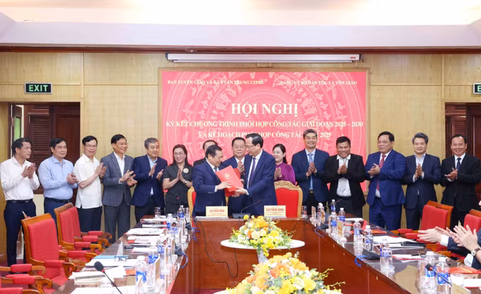 potal-ky-ket-chuong-trinh-phoi-hop-cong-tac-giua-ban-tuyen-giao-va-dan-van-trung-uong-voi-dang-uy-bo-dan-toc-va-ton-giao-7978839.jpg