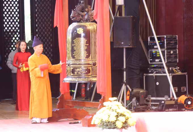 Nghi thức thỉnh chuông. Ảnh: Văn Đức - TTXVN