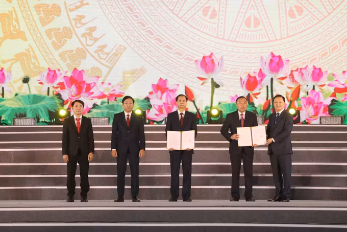 potal-pho-thu-tuong-chinh-phu-tran-hong-ha-du-le-cong-bo-thanh-lap-thanh-pho-hoa-lu-7816063.jpg