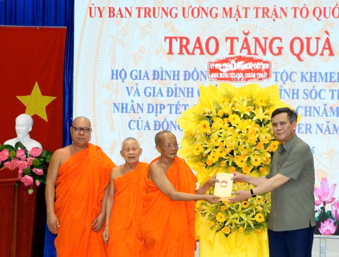 potal-doan-cong-tac-uy-ban-mat-tran-to-quoc-viet-nam-tham-chuc-tet-dong-bao-khmer-tai-soc-trang-7967228.jpg