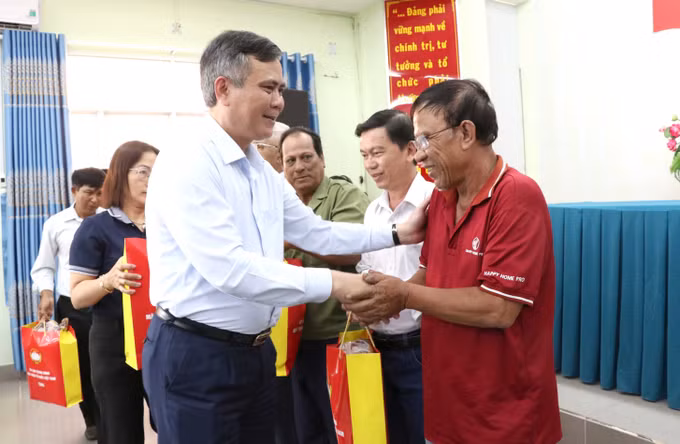 potal-uy-ban-mttq-viet-nam-tham-dong-bao-khmer-tra-vinh-nhan-tet-co-truyen-chol-chnam-thmay-7966151.jpg