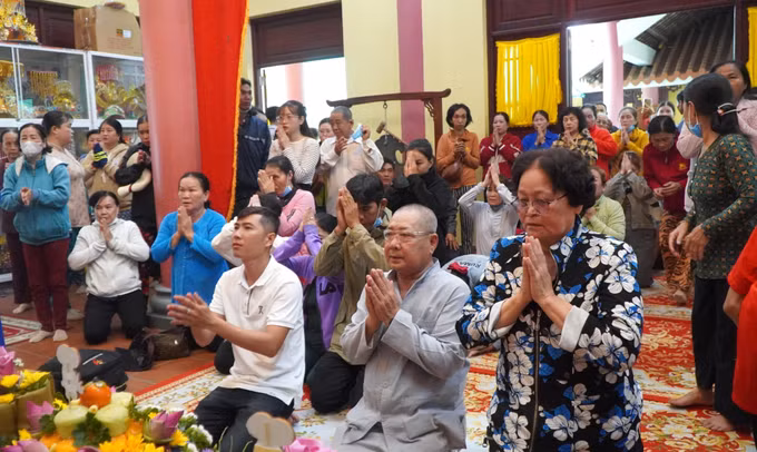 Người dân đến cúng viếng bà Chúa xứ tại Khu Di tích Quốc gia đặc biệt Gò Tháp. Ảnh: Nhựt An - TTXVN