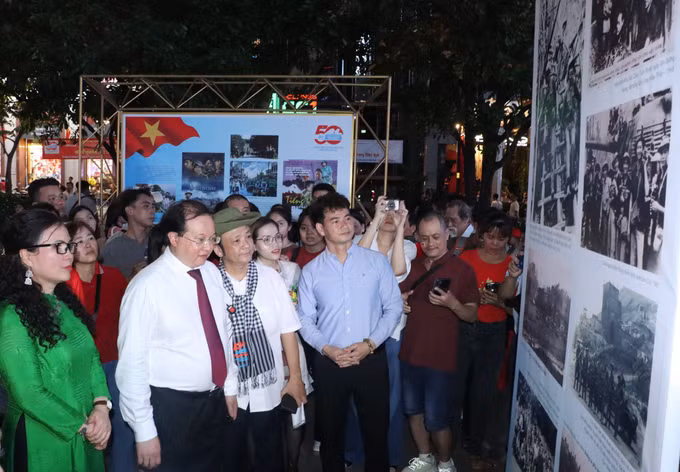 potal-tp-ho-chi-minh-khai-mac-trien-lam-am-vang-dai-thang-mua-xuan-1975-trong-dien-anh-7997778.jpg