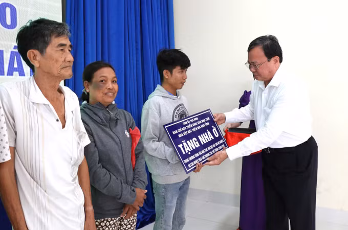potal-tra-vinh-cong-bo-hoan-thanh-chuong-trinh-xoa-nha-tam-nha-dot-nat-7998668-1.jpg