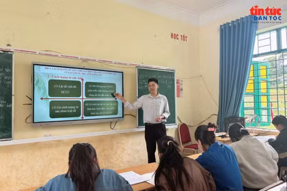 Từ cậu bé chăn trâu đến thầy giáo gieo chữ nơi rẻo cao 