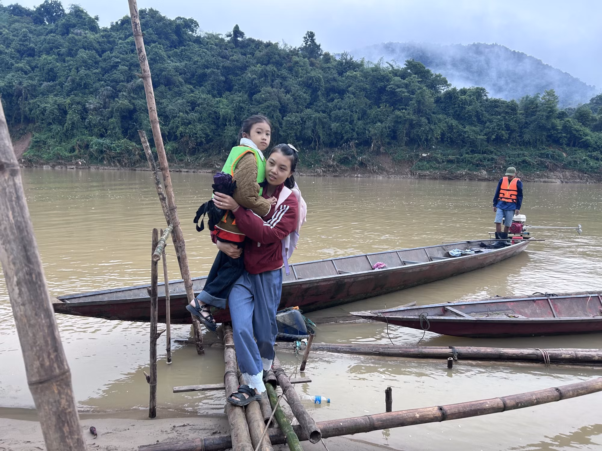 Người dân vùng bị ảnh hưởng thiên tai mong mỏi sớm có những cây cầu mới
