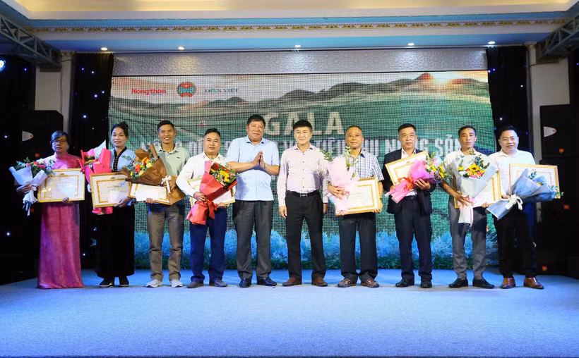 Trao Bằng khen của Hội Nông dân tỉnh Sơn La cho các cá nhân có thành tích trong sản xuất, chế biến và tiêu thụ nông sản tại tỉnh Sơn La năm 2023. Ảnh: Quang Quyết-TTXVN