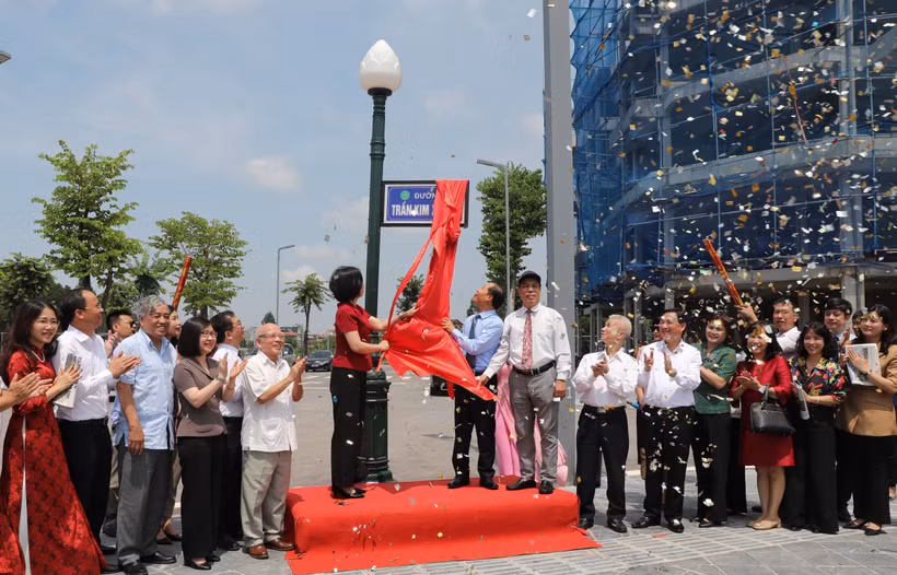 Nghi lễ gắn biển tên đường mang tên Trần Kim Xuyến, nguyên Đổng lý Văn phòng Bộ Tuyên truyền kiêm Phó giám đốc Nha thông tin Việt Nam, phụ trách Việt Nam Thông tấn xã (nay là TTXVN). Ông là nhà báo Việt Nam đầu tiên, cán bộ Thông tấn đầu tiên hy sinh tron