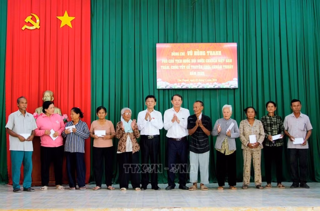 145333-chu-tich-hoi-dong-dan-toc-cua-quoc-hoi-lam-van-man-cung-lanh-dao-thanh-pho-can-tho-tang-qua-den-dong-bao-khmer-co-hoan-canh-kho-khan-tai-xa-tan-thanh-can-tho-anh-trung-kien-ttxvn.jpg