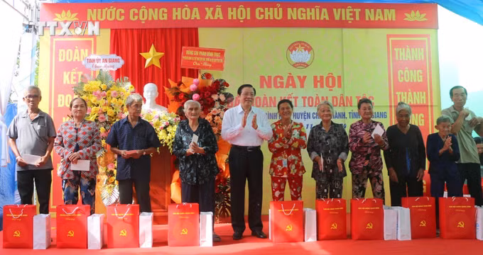vna_potal_truong_ban_noi_chinh_trung_uong_du_ngay_hoi_dai_doan_ket_toan_dan_toc_tai_an_giang_7684134.jpg