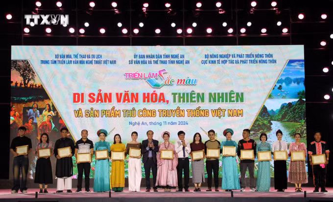 vna_potal_be_mac_trien_lam_“sac_mau_di_san_van_hoa_thien_nhien_va_san_pham_thu_cong_truyen_thong_viet_nam”_7723188.jpg