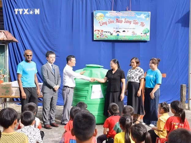 vna_potal_unicef_ho_tro_bon_nhua_chua_nuoc_cho_tinh_cao_bang_7601344.jpeg