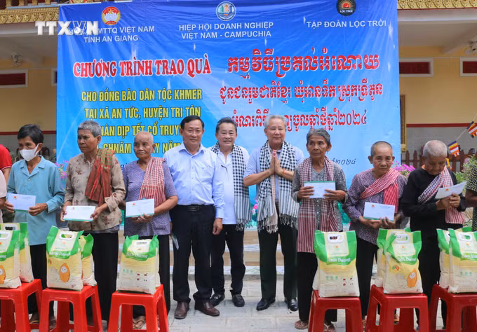 vna_potal_tang_qua_cho_dong_bao_khmer_ngheo_tinh_an_giang_7311491.jpg