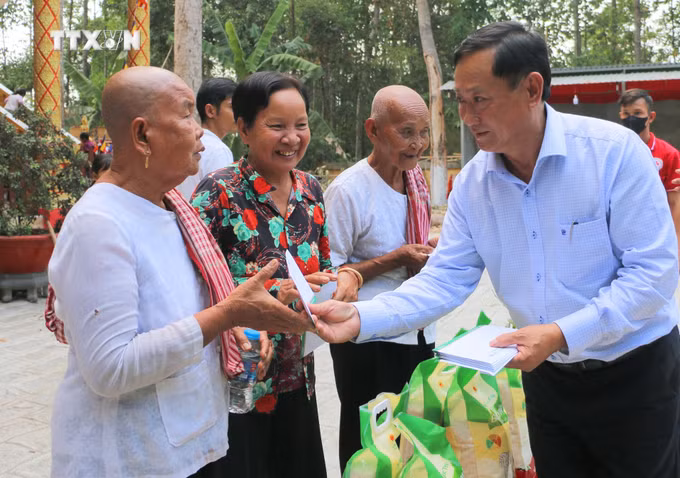 vna_potal_tang_qua_cho_dong_bao_khmer_ngheo_tinh_an_giang_7311487.jpg