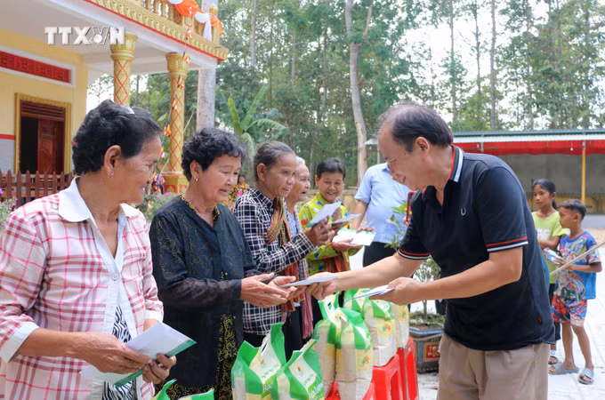 vna_potal_tang_qua_cho_dong_bao_khmer_ngheo_tinh_an_giang_7311489.jpg