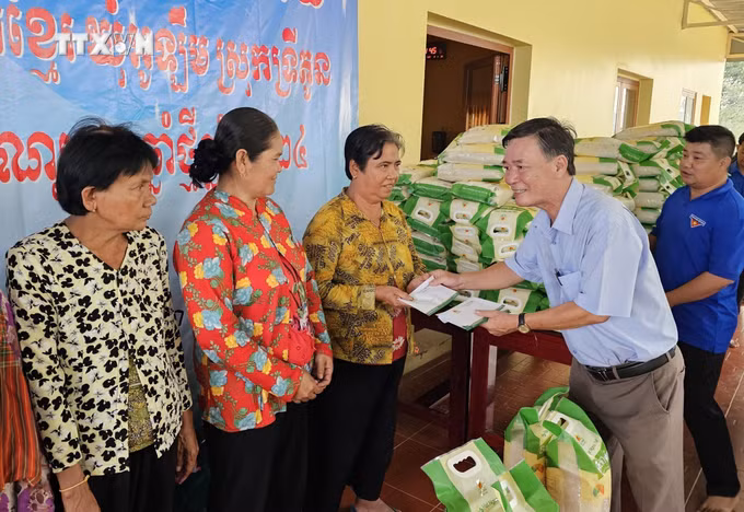 vna_potal_tang_qua_cho_dong_bao_khmer_ngheo_tinh_an_giang_7311486.jpg