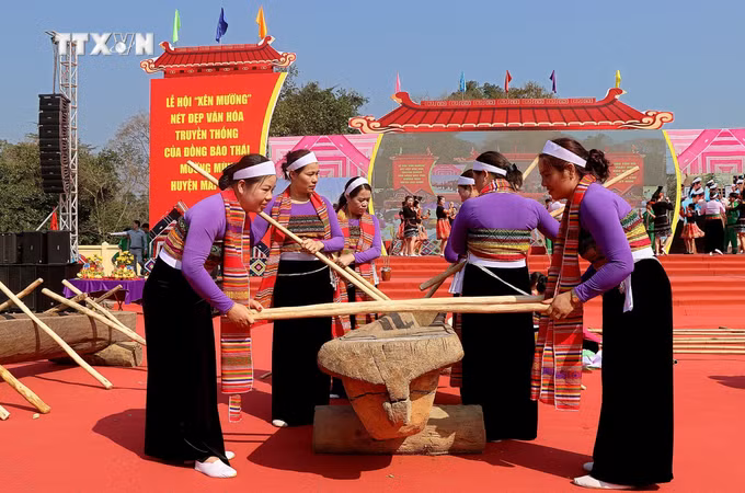 vna_potal_hoa_binh_don_nhan_di_san_van_hoa_phi_vat_the_quoc_gia_keng_loong_va_mo_hoi_“xen_muong”_7231834.jpg