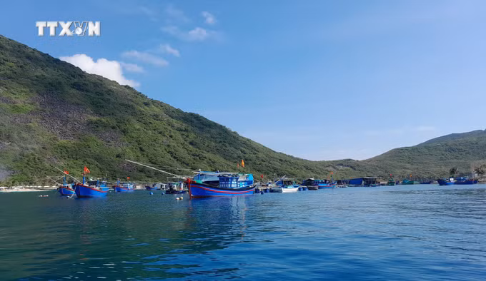 vna_potal_du_lich_viet_nam_lang_bien_bich_dam_giua_vinh_nha_trang_7624825.jpg