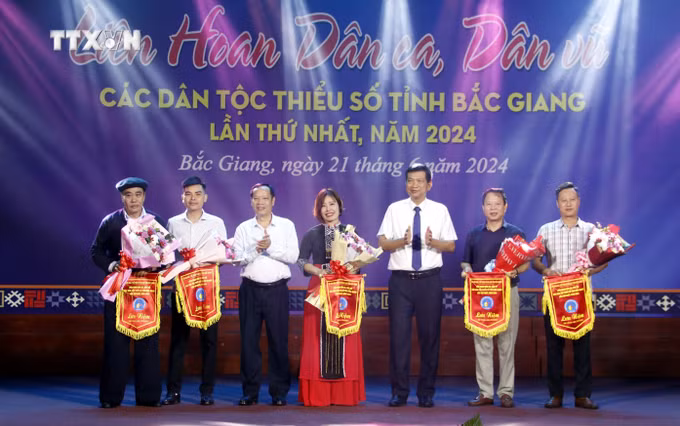 vna_potal_lien_hoan_dan_ca_dan_vu_cac_dan_toc_thieu_so_tinh_bac_giang_lan_thu_nhat__7442603.jpg