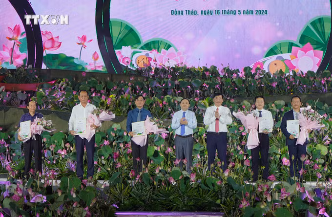 vna_potal_khai_mac_le_hoi_sen_dong_thap_lan_thu_ii_7380213.jpg