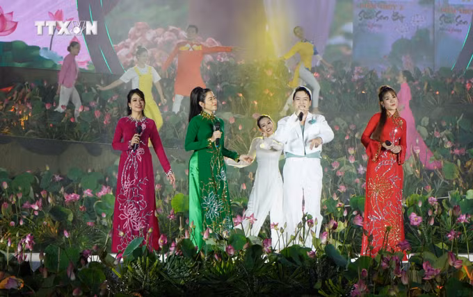 vna_potal_khai_mac_le_hoi_sen_dong_thap_lan_thu_ii_7380207.jpg