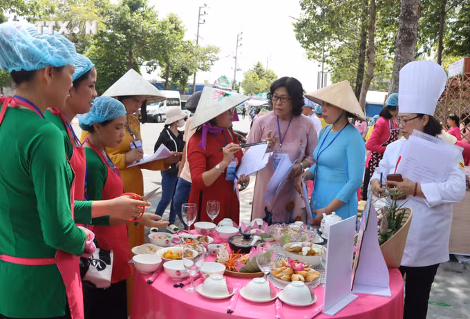 vna_potal_hoi_thi_am_thuc_che_bien_cac_mon_an_tu_sen_tai_dong_thap__7381612.jpg