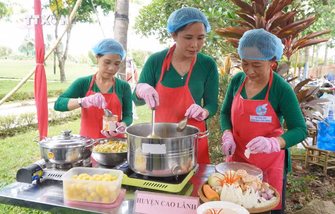 vna_potal_hoi_thi_am_thuc_che_bien_cac_mon_an_tu_sen_tai_dong_thap_7381599.jpg