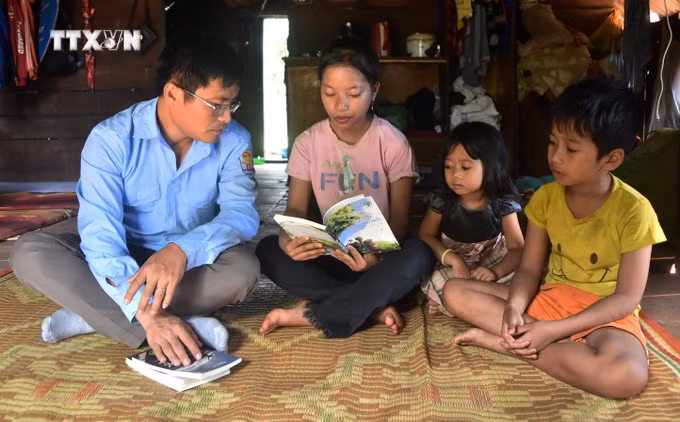 vna_potal_thay_giao_tre_dam_me_cong_tac_thien_nguyen__7213650.jpg